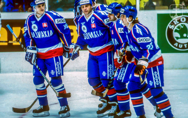 Z turnaja B-kategórie MS v Bratislave 1995 postúpil tím Slovenska do "áčka". Róbert Petrovický na snímke vľavo, pri kapitánovi Petrovi Šťastnom.