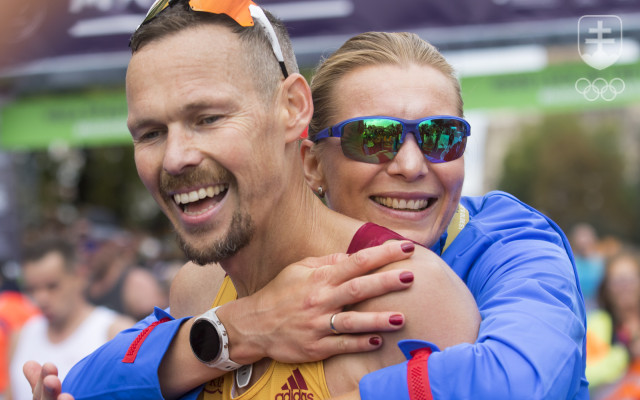 Anastasia Kuzminová a Matej Tóth v cieli 100. ročníka Medzinárodného maratónu mieru.