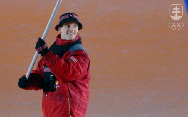 Róbert Petrovický ako vlajkonosič slovenskej výpravy na slávnostnom otvorení ZOH 2002 v Salt Lake City.