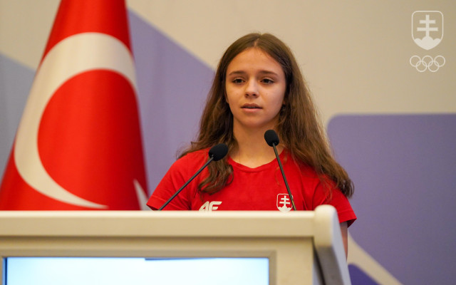 Patrícia Tománková počas prezentácie pred valným zhromaždením EOV v Istanbule.