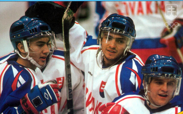 V olympijskom Lillehammeri v roku 1994 Slovensko prežívalo prvý hokejový boom v ére samostatnosti. Na snímke radosť z gólu tria Miroslav Šatan, Marián Smerčiak a Róbert Petrovický.