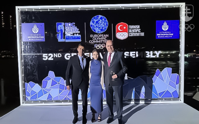 Patrícia Tománková v spoločnosti prezidenta SOŠV Antona Siekela (vpravo) a otca Jozefa po slávnostnej ceremónii v Istanbule.