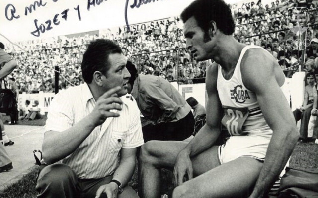 Medzi špičkových športovcov, ktorí hľadali u Jozefa Mračnu pomoc pri riešení svojich zdravotných ťažkostí, patril aj legendárny kubánsky bežec Alberto Juantorena, olympijský víťaz v behu na 400 a 800 m v Montreale 1976. Na fotografiu z bratislavského mítingu P-T-S napísal pozdrav jemu aj jeho manželke Márii, na OH 1976 štvrtej v skoku do výšky.