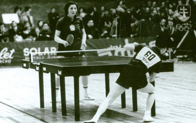 Momentka z finálového duelu Alice Grofovej na stolnotenisových majstrovstvách sveta 1973 v Sarajeve proti Číňanke Chu Jü-lan. Odvtedy sa už žiadna Európanka do finále dvojhry na MS neprebila...