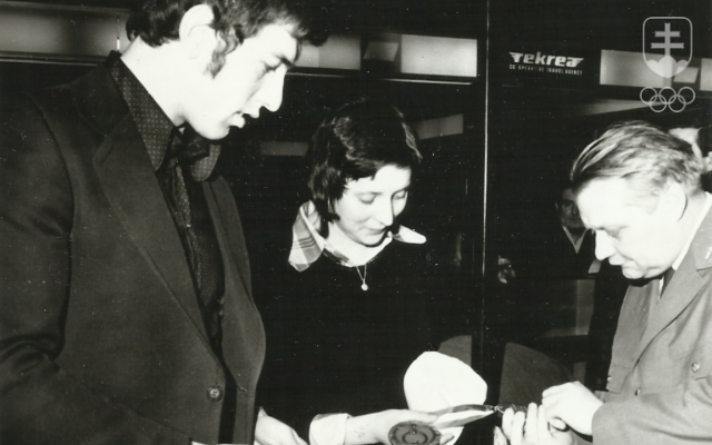 Colná kontrola medailí z MS 1973 po návrate zo Sarajeva. Vedľa Alice Grofovej Josef Dvořáček, s ktorým získala bronz v mixe.