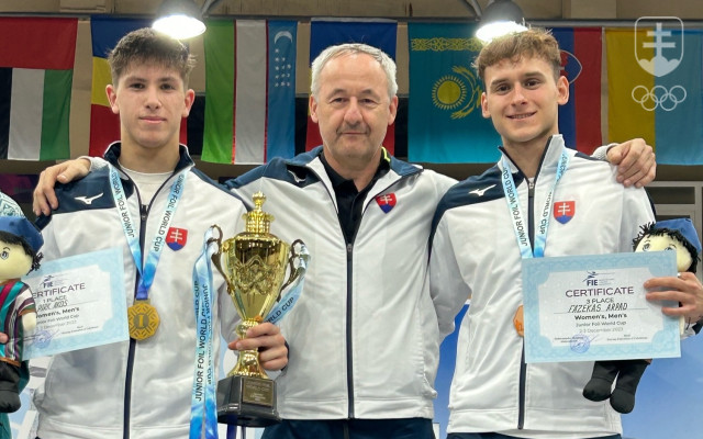 Ákos Pirk (vľavo) a Árpád Fazekas (vpravo) s trénerom Jozefom Nagyom po súťaži jednotlivcov v Taškente.