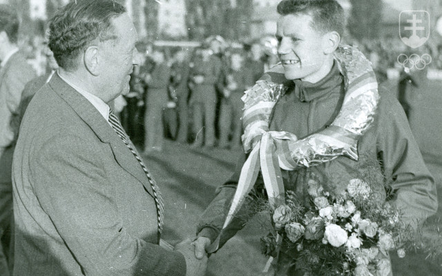 Zakladateľ maratónskej tradície v Košiciach Vojtech Bukovský-Braun pri blahoželaní víťazovi mmm 1960 Britovi Samuelovi Hardickerovi. Bukovský práve v tom roku končil na čele organizačného výboru.