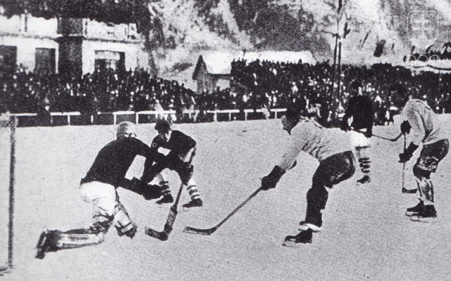 Momentka z hokejového zápasu o zlato medzi Kanadou a USA. Kanadskí hokejisti v Chamonix absolútne dominovali a napríklad tímu ČSR uštedrili najkrutejší debakel v histórii československého hokeja - 30:0!