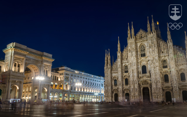 Milánske dominanty – dóm a vľavo známa obchodná galéria.