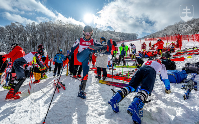 Andrej Barnáš (s číslom 8) sa rozcivčuje pred kombinačným slalomom na ZOH mládeže 2024. 