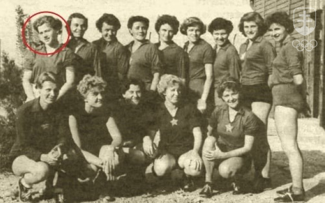 Veronika Schmidtová (v krúžku) a družstvo hádzanáriek ČSR, majsteriek sveta v roku 1957.