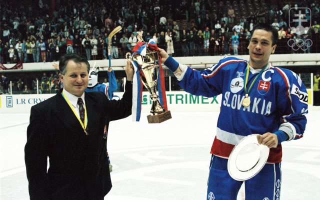 Oto Haščák ako kapitán reprezentácie s trénerom Júliusom Šuplerom s pohárom pre víťazov turnaja B-kategórie majstrovstiev sveta v hokeji 1995 v Bratislave.