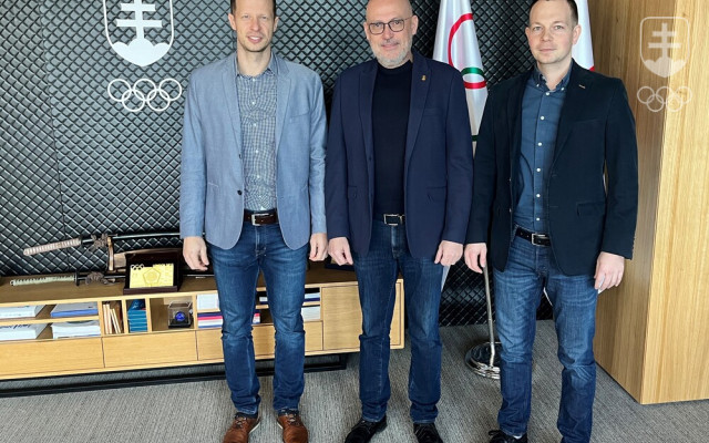 Na spoločnej fotografii zľava prezident Slovenskej squashovej federácie (SSF) Ivan Tomko, prezident SOŠV Anton Siekel a generálny sekretár SSF Dávid Kubíček.