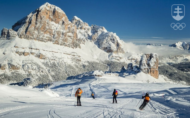 Krásna scenéria lyžiarskych tratí pod Dolomitmi v okoli Cortiny d´Ampezzo.