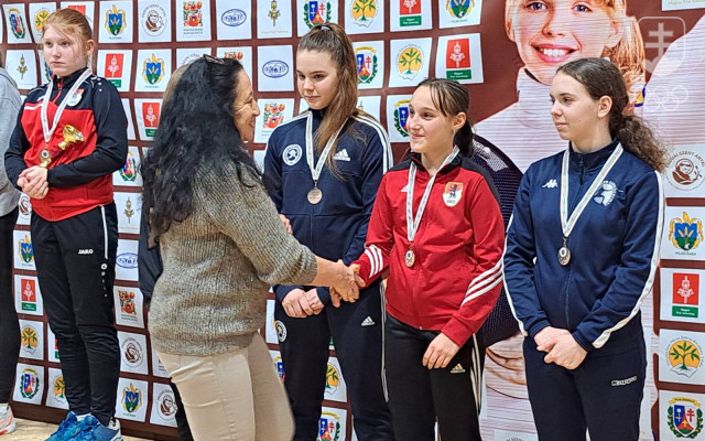 Momentka z dekorovania medailistiek v jednej z kategórií. Blahoželala im aj Katarína Ráczová.