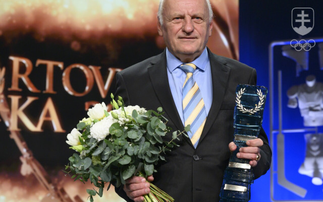 Jozef Plachý s trofejou Športová legenda, ktorú mu Klub športových redaktorov udelil v roku 2019.