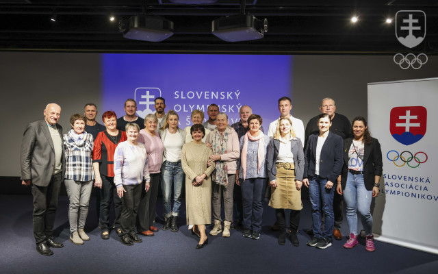 Spoločná fotografia dvadsiatky slovenských olympionikov, ktorí sa 1. marca zišli na prehliadke SOŠM.