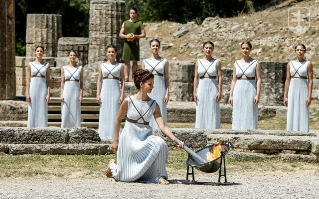 Zapálenie olympijského ohňa pred ruinami Hérinho chrámu v antickej Olympii má vždy rovnakú ceremóniu.