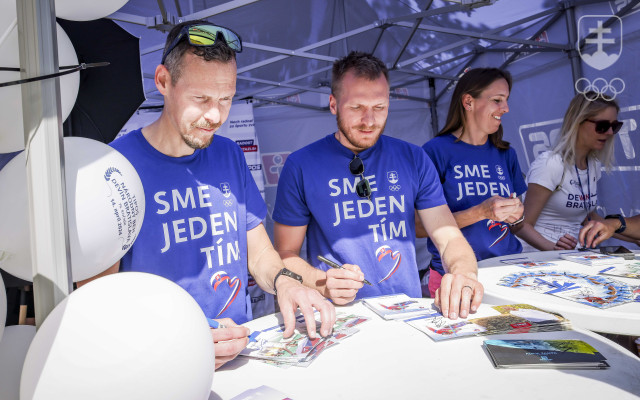 Matej Tóth (vľavo) počas autogramiády pri štarte štafety Naše farby, naše srdcia spoločne s Adamom Žampom a Janou Dukátovou. 