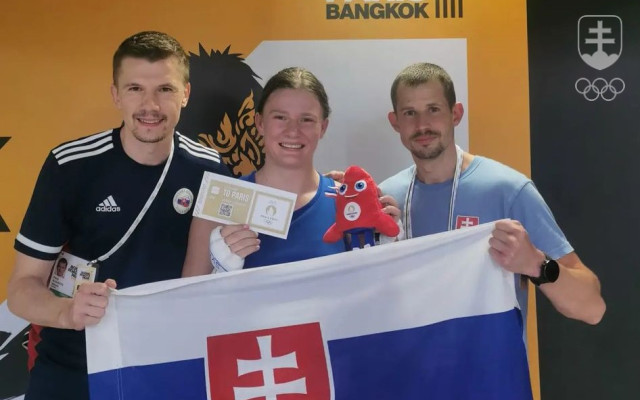Jessica Triebeľová s trénermi Pavlom Hlavačkom a Antonom Čeredničenkom v Bangkoku a ich radosť z postupu na olympijské hry v Paríži.