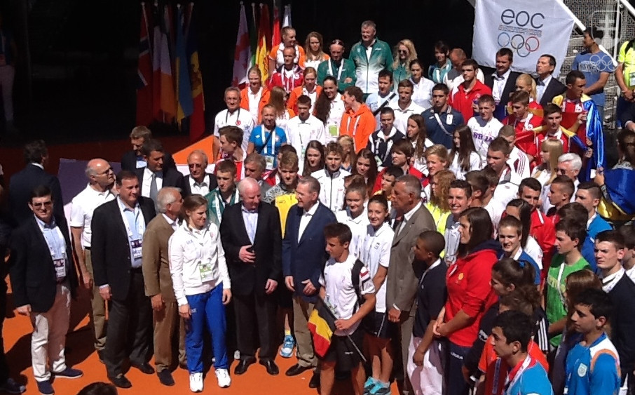 Jacques Rogge spolu so 49 športovcami zo všetkých zúčastnených krajín. FOTO: MOJMÍR GAŠKO