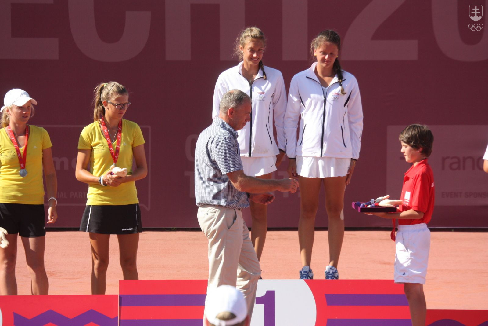 Generálny sekretár SOV Jozef Liba dovzdáva našim tenistkám zlaté medaily za víťazstvo vo štvorhre. FOTO: ROMAN JÁNOŠKA
