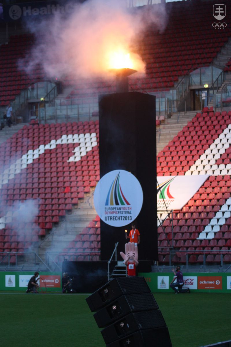 Zapálenie olympijského ohňa na štadióne FC Utrecht. FOTO: ROMAN JÁNOŠKA