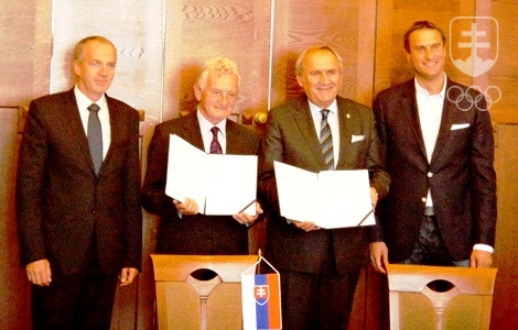 Po podpise dodatku k zmluve medzi POV a SOV - zľava Jozef Liba, František Chmelár, Andrzej Kraśnicki a Adam Krzesiński. FOTO: SOV/ PETRA GANTNEROVÁ