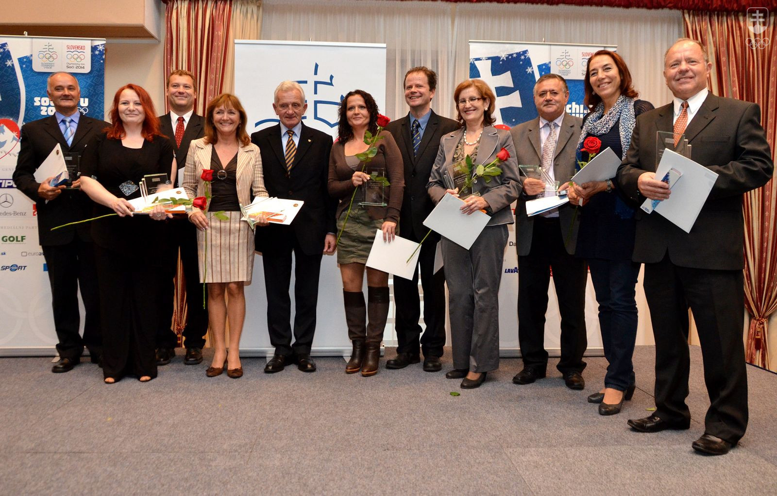 Ocenení učitelia spolu s prezidentom SOV Františkom Chmelárom. FOTO: JÁN SÚKUP