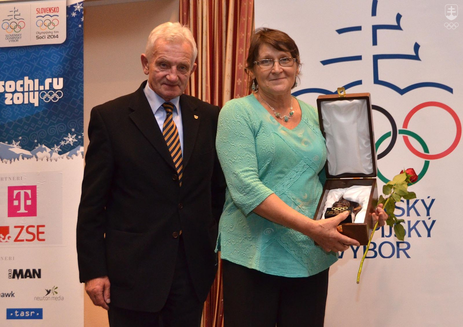 Viera Bebčáková s výročnou trofejou MOV spolu s prezidentom SOV Františkom Chmelárom. FOTO: JÁN SÚKUP
