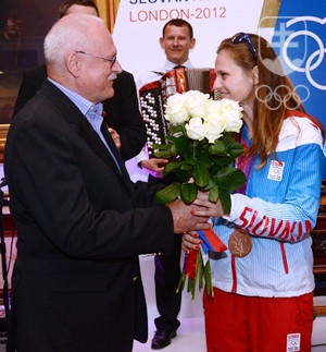Na fotografii zo Slovenského domu v Londýne 2012 prezident SR Ivan Gašparovič pri blahoželaní Danke Bartekovej k zisku bronzovej olympijskej medaily. FOTO: JÁN SÚKUP