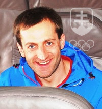 Bronzový biatlonista zo ZOH 2010 Pavol Hurajt mal na palube lietadla dobrú náladu. FOTO: SOV