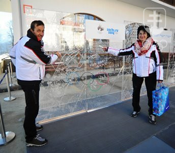 Janka Gantnerová spoločne s biatlonistom Pavlom Hurajtom po podpísaní sa na múre Olympijského prímeria v horskej olympijskej dedine. FOTO: JAKUB SÚKUP
