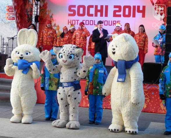Na ceremoniáli prijatia slovenskej výpravy do olympijskej rodiny sa predstavili aj traja maskoti ZOH v Soči. FOTO: SOV