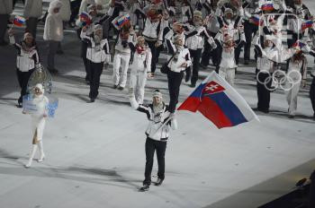 Vlajkonosič Zdeno Chára so slovenskou zástavou. FOTO: TASR