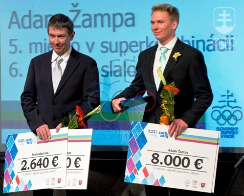 Adam Žampa (vpravo) spolu so svojim otcom a trénerom Tomášom Žampom so symbolickými šekmi za 5. a 6. miesto na ZOH v Soči. FOTO: TASR/MICHAL SVÍTOK