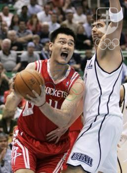Jao Ming vo farbách Houstonu Rockets v NBA. FOTO: TASR/AP