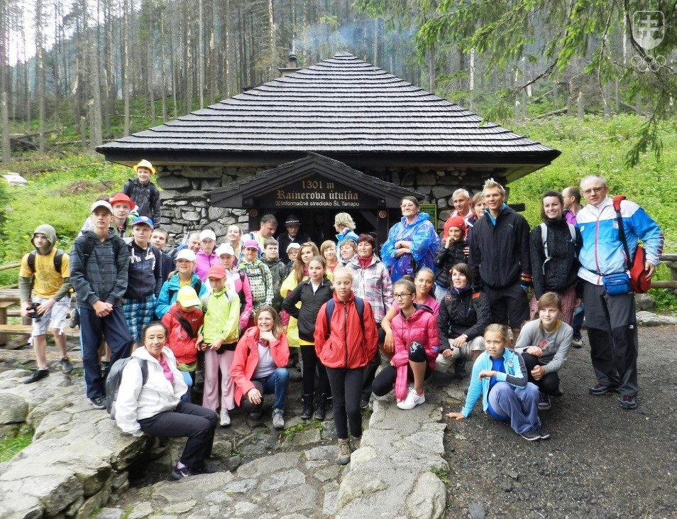 Spoločná fotografia účastníkov tábora v roku 2013 pri Rainerovej útulni. FOTO: JURAJ BOBULA