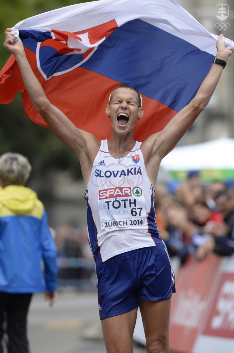 Matej Tóth Matej Tóth oslavuje striebornú medailu v chôdzi mužov na 50 km na 22. majstrovstvách Európy v atletike v Zürichu. FOTO: TASR/AP
