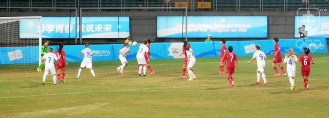 Momentka zo semifinálového zápasu Slovensko - Čína. Naše dievčatá v bielych dresoch. FOTO: ĽUBOMÍR SOUČEK