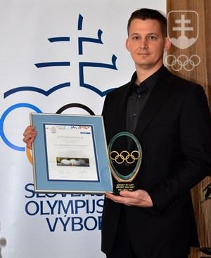 Mojmír Vychodil s výročnou trofejou MOV Šport a umenie. FOTO: JÁN SÚKUP