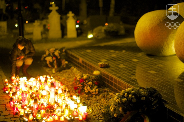 V rámci Pamiatky zosnulých mnoho ľudí navštívilo Národný cintorín olympionikov v Martine