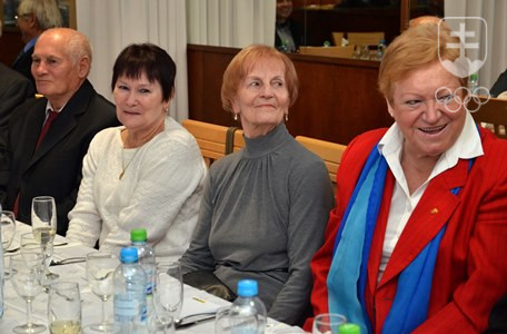 Zľava gymnastické trio František Bočko, Marianna Némethová-Krajčírová a Anna Krausová-Marejková, vpravo atlétka Mária Mračnová-Faithová. FOTO: JÁN SÚKUP