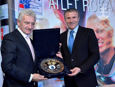 Sergej Bubka ako prezident NOV Ukrajiny odovzdal na slávnosti dar prezidentovi SOV Františkovi Chmelárovi, ktorý bol tiež medzi hosťami. FOTO: JÁN SÚKUP