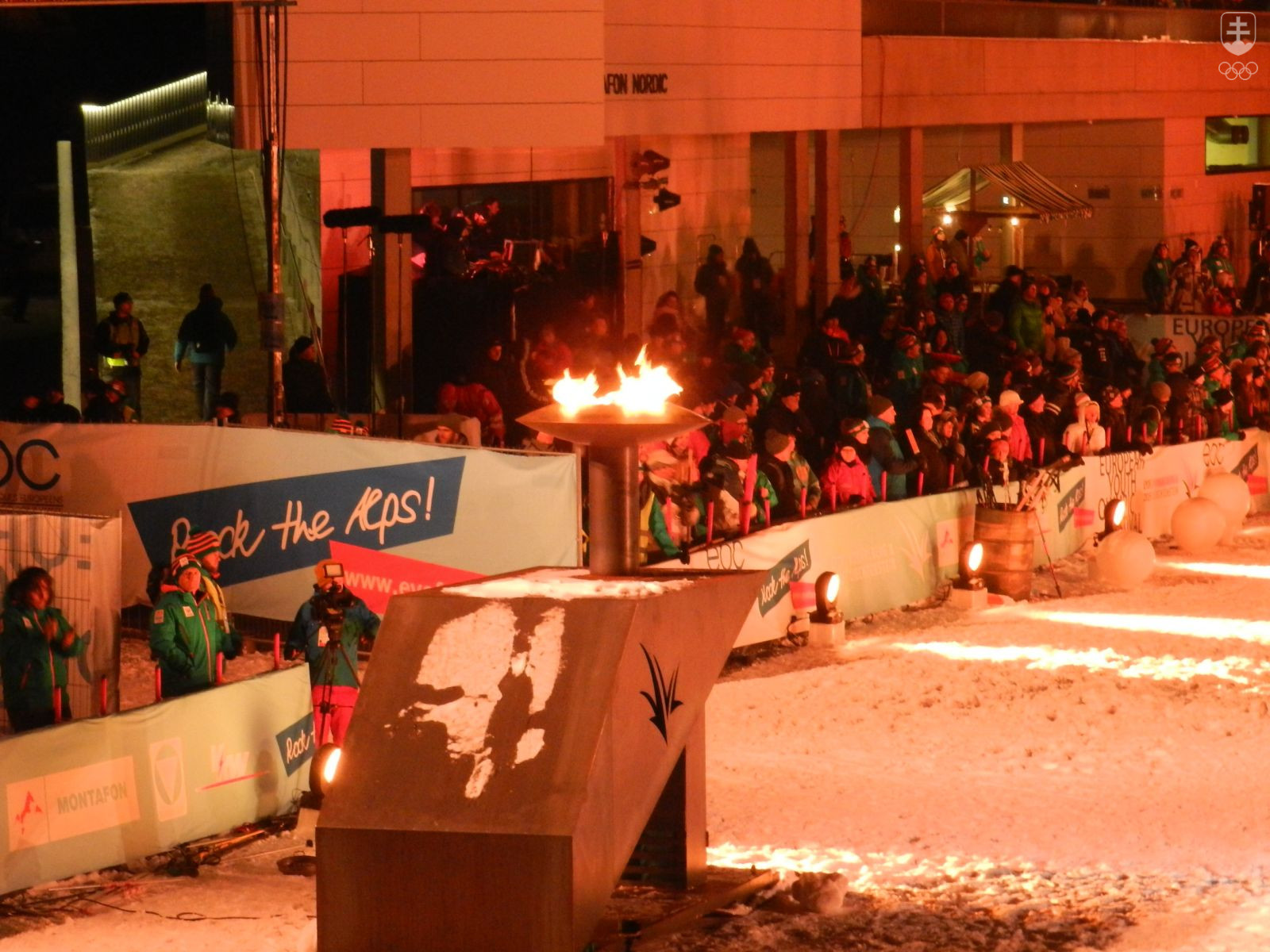 Olympijský oheň krátko po jeho zapálení. FOTO: MOJMÍR GAŠKO