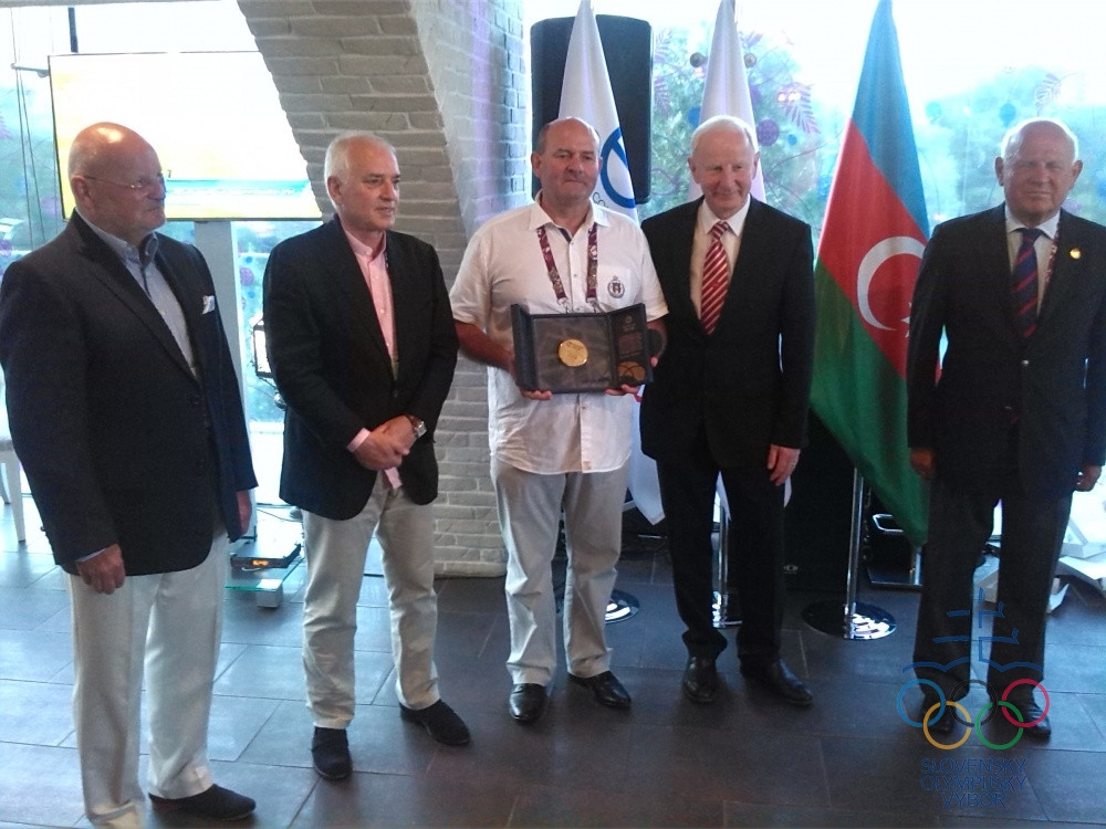 Vedenie slovenskej výpravy si od prezidenta EOV Patricka Hickeyho prevzalo pamätnú medailu