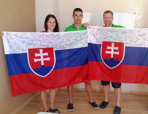 Na snímke z dediny Jana Čižnárová, Jarolím Vícen a Michal Matejka so slovenskými vlajkami podpísanými členmi našej výpravy na EH v Baku. FOTO: ANTON SIAŽIK