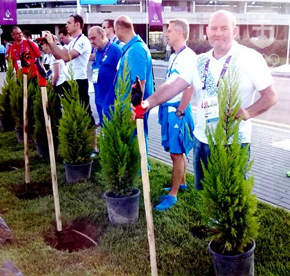 V záverečný deň podujatia, v nedeľu ráno, sa Branislav Delej (celkom vpravo) spolu s ostatnými vedúcimi výprav z 50 európskych krajín zúčastnil na sadení stromčekov v blízkosti Národného štadióna v Baku. FOTO: SOV