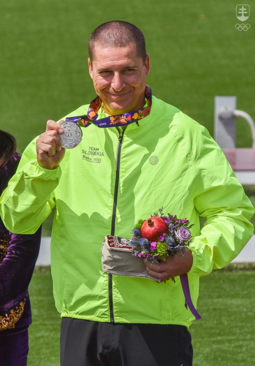 Erik Varga so striebornou medailou. FOTO: JÁN SÚKUP, SOV