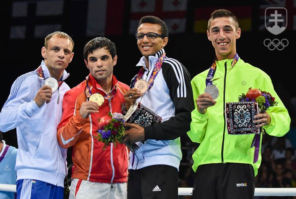 Na stupni víťazov všetci boxerskí medailisti v kategórii do 52 kg - zľava strieborný Picardi, zlatý Mamišzada a bronzová dvojica Touba a Slovák Viliam Tankó. FOTO: JÁN SÚKUP, SOV